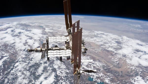 Ёқилғиси тугаётган Cassini космик кемаси Сатурннинг бир қисмига айланади (Видео)
