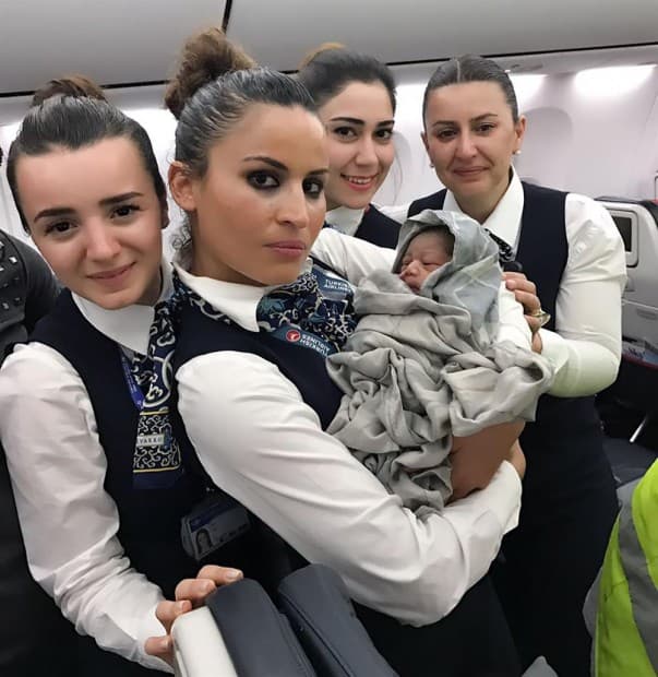 13 km balandlikda Turkish Airlines bortida bola dunyoga keldi (foto)