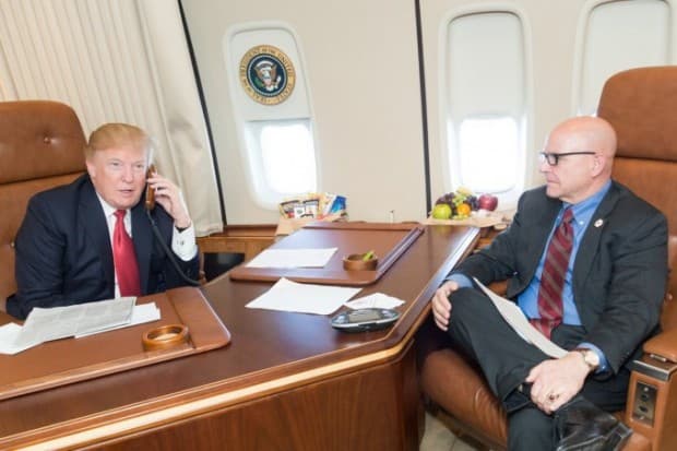Трамп Сурияга зарба берган кема капитанига шахсан миннатдорлик билдирди
