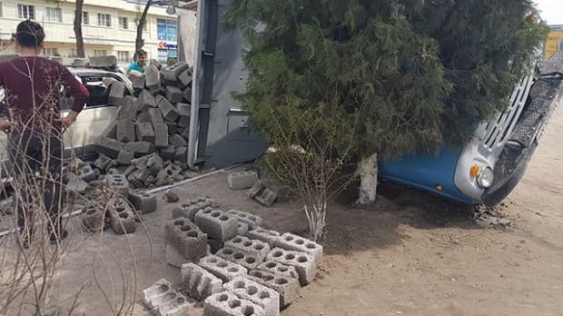 Sergelida shlakoblok ortilgan yuk mashinasi ag‘darilib ketdi