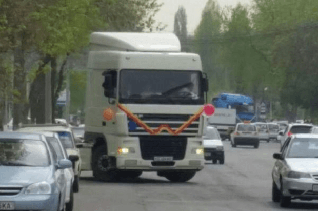 Дув-дув гап: Тошкентлик куёвнинг кортежи бутун Ўзбекистонни ҳайратга солмоқда