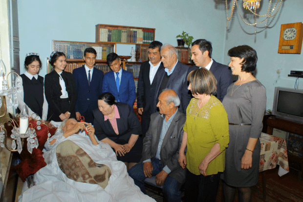 300 kishiga avtomobil sovg‘a qilindi