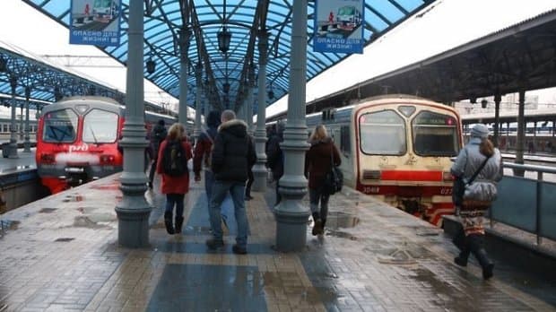 Россияда ҳаракатланаётган поезддан одам улоқтирилди