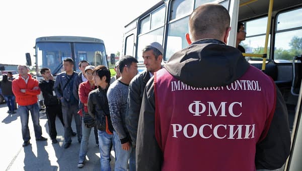 Русларнинг учдан икки қисми меҳнат мигрантлари оқимини чеклаш тарафдори бўлиб чиқди