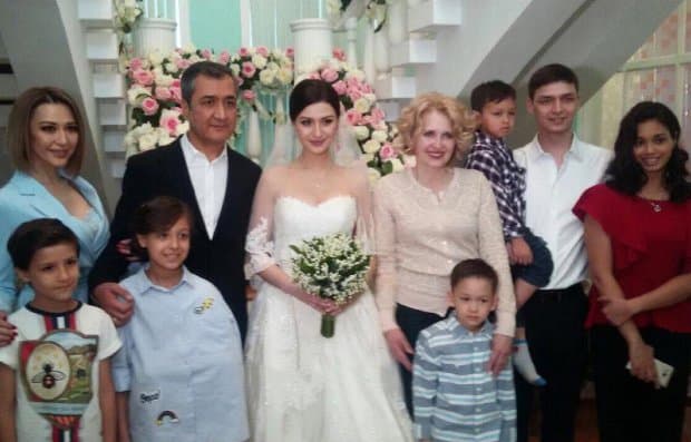 Lola Instagram`dagi kuzatuvchilarini ko‘p millatli, katta oilasi bilan tanishtirdi (Foto)