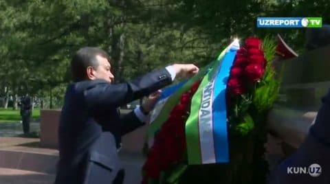 Видео: Шавкат Мирзиёев Мотамсаро она ҳайкали пойига гулчамбар қўйди