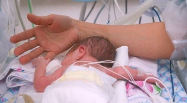 Ajabo: o‘lik ayol tobutda qiz farzandni dunyoga keltirdi