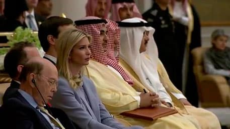 АҚШ савдо вазири Трамп Саудия Арабистонида нутқ сўзлаётганда ухлаб қолди (Видео)