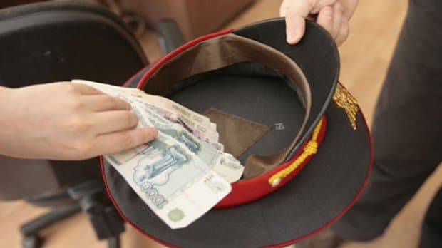 Полиция майори ўзбекистонлик фуқародан пора олаётганда қўлга тушди