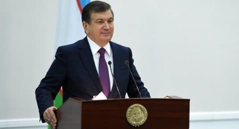 Шавкат Мирзиёев ўз планшетида нимани кўриб боради?