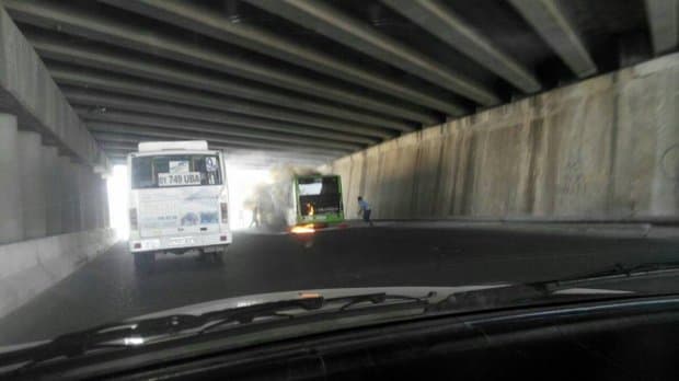 «Bek Baraka» bozori yaqinida avtobus yonib ketdi