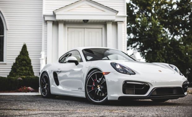 Video: Tesla va Porsche poygasi - qay biri g‘olib?