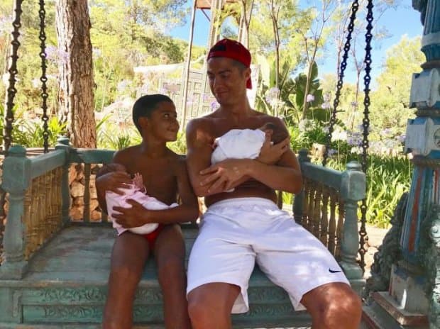 Kichik Ronaldu ukasi va singlisi bilan suratga tushdi (foto)