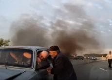 Видео: Довюрак қария ёнаётган машинадан ҳайдовчи ва йўловчиларни қутқарди