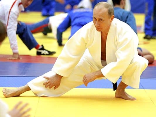 Америкалик журналист Путинни «жанг санъатлари қаллоби» деб атади ва уни жангга чақирди