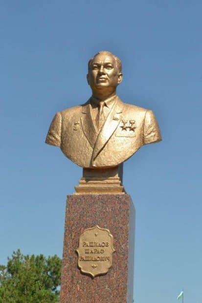 Жиззахда Шароф Рашидовнинг бюсти очилди