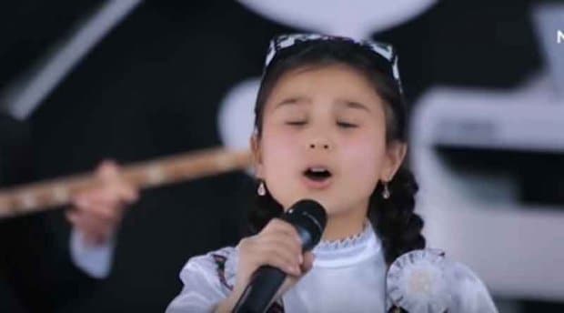 Yulduzlarni uyaltirgan qiz: uning videosi internetni "portlatdi"