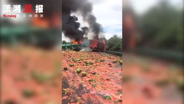 Ag‘darilgan yuk mashinasiga ortilgan tarvuzlar yo‘l bo‘ylab sochildi(Video)