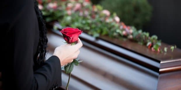 AQShdagi dafn marosimlarining birida oila a’zolari tobutda marhum emas, boshqa inson yotganini ko’rib hayratdan dong qotdilar