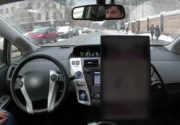 Moskva ko‘chalari bo‘ylab haydovchisiz "Yandeks" avtomobili harakatlanmoqda (video)