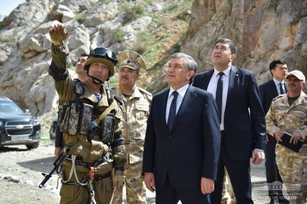 Harbiy poligondagi Shavkat Mirziyoyev (video)