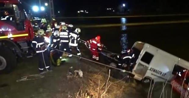 Ruminiyada avtobus daryoga qulab tushdi (video)