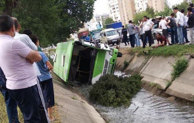 Toshkentda avtobus kanalga tushib ketdi (video)