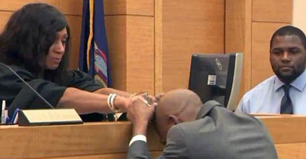 Qamoqda nohaq 18 yil “o‘tirgan” amerikalik oqlangach, sud zalida o‘zini tutib turolmadi (video)