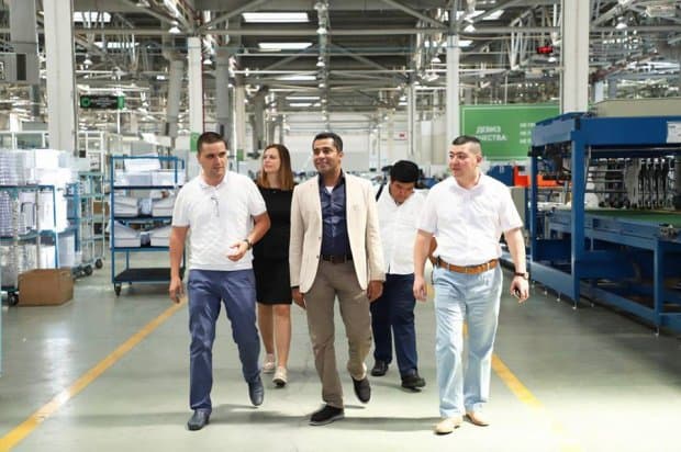 Amazon компанияси вакиллари Artel заводига ташриф буюрди