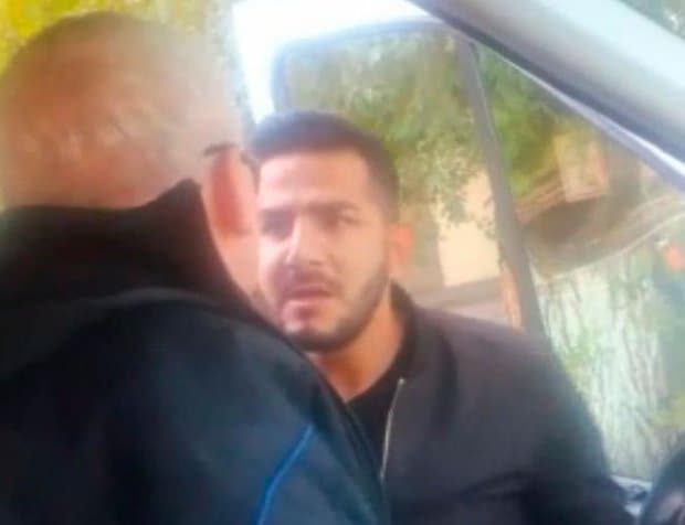 Erkak tez yordam mashinasining keksa haydovchisini doʻpposladi (video)
