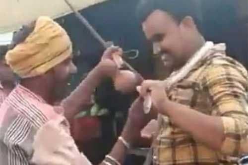 Hindistonlik yigitga kobra ilon bilan birga suratga tushish juda qimmatga tushdi