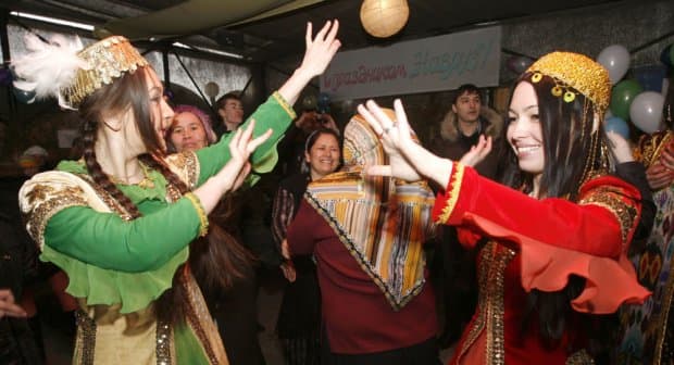 Ayolning boshida shisha idish bilan jozibador raqsi mehmonlarni hayratda qoldirdi