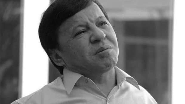 “Гап сотиб” яшаган қизиқчининг оғриқлари бизни кулдиради