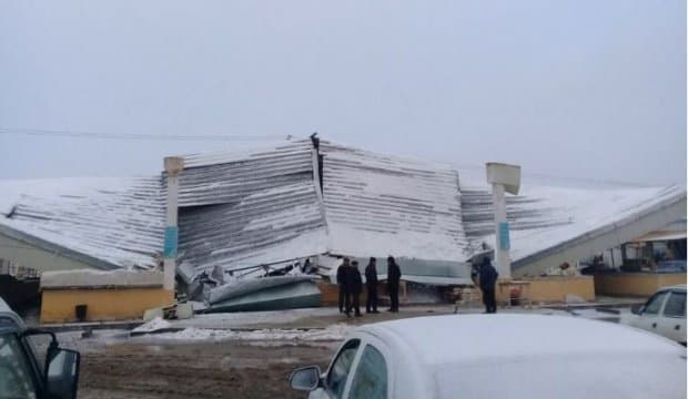 Хоразм вилоятида деҳқон бозорининг томи қулаб тушди