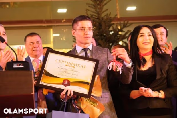 Shohjahon Ergashevga Toshkent shahridan uy sovgʻa qilindi (foto)