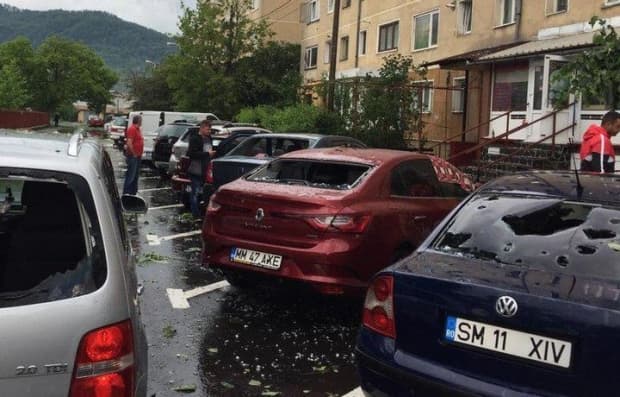Ruminiyada yoqqan kuchli do‘l avtomobillar oynasini sindirdi (video)