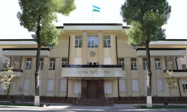 Адлия вазирлиги айрим ваколатларидан маҳрум бўлди