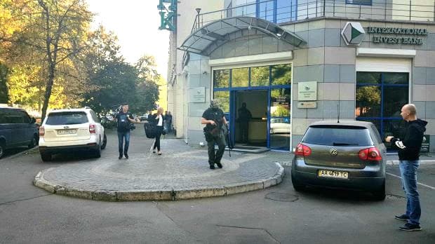 Порошенкога тегишли банкда тинтув ўтказилди