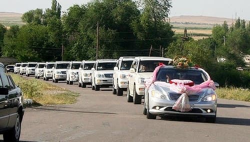 Келин-куёвларнинг тўйхонага келиши ва кетишида 3 тадан кўп автомашиналар иштирок этишига йўл қўйилмайди