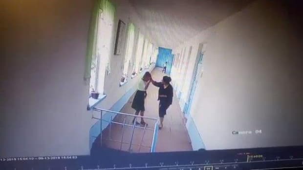 Ургутда ўқитувчи аёл ўқувчи қизни урди (видео)