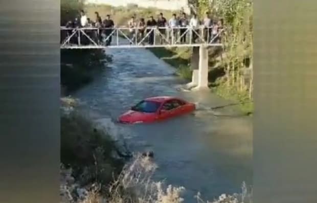 Andijonda qizil Gentra suvda oqib ketdi (video)
