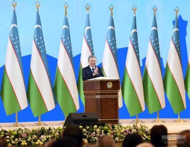 Shavkat Mirziyoyev: «O‘zbek tilining latofati va jozibasini his qilmoqchi bo‘lganlar o‘lmas maqomlarimizni eshitsin» (video)