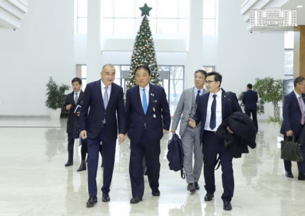 Jahongir Ortiqxoʻjayev poytaxt hokimligida yaponiyalik mehmonlarni qabul qildi