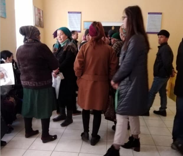 Qarshidagi pasport stolda odamlar soatlab navbat kutmoqda