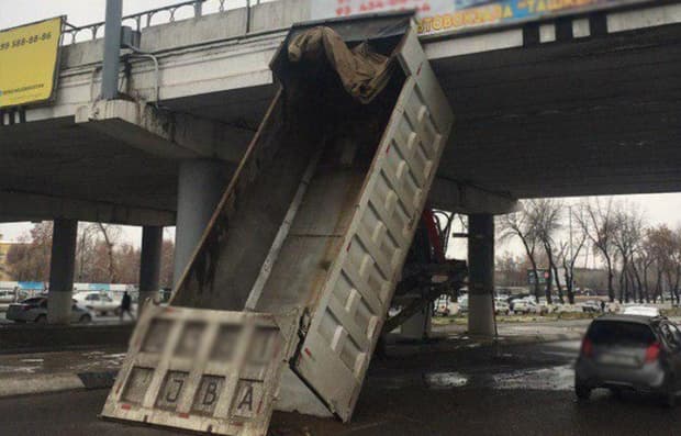 Chilonzorda borti tushirilmagan yuk mashinasi koʻprikka urildi (foto)