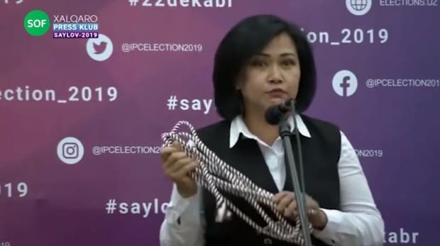 Ekologik partiya vakillariga o‘zlarini arqon bilan daraxtlarga bog‘lab qo‘yish taklif qilindi (video)