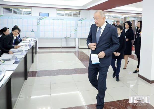 Toshkent hokimi Jahongir Ortiqxo‘jayev oila a’zolari bilan birga ovoz berdi (foto)