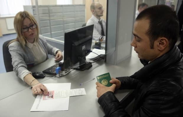 Москвада мигрантлар учун меҳнат патентининг нархи қимматлади