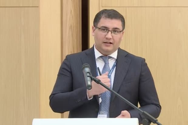 Очиқ адлия: Давлетов вазирлик ходимлари қанча маош олишини айтди