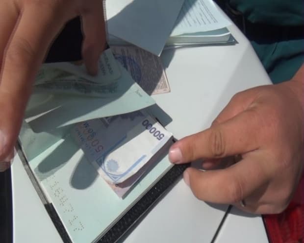 Yana bir haydovchi YPX xodimiga pora berayotganda qo‘lga olindi